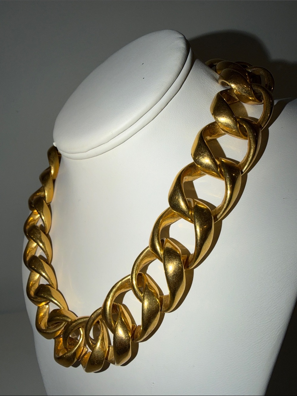 Heavy goldtone statement link necklace - Picture 8 of 12